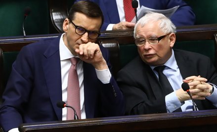 Premier Mateusz Morawiecki oraz wicepremier, prezes PiS Jarosław Kaczyński na sali obrad Sejmu