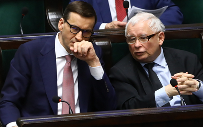 Premier Mateusz Morawiecki oraz wicepremier, prezes PiS Jarosław Kaczyński na sali obrad Sejmu