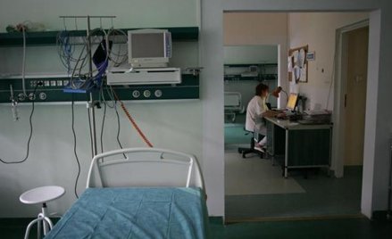Szpital wysyła pacjenta na badania. Tramwajem