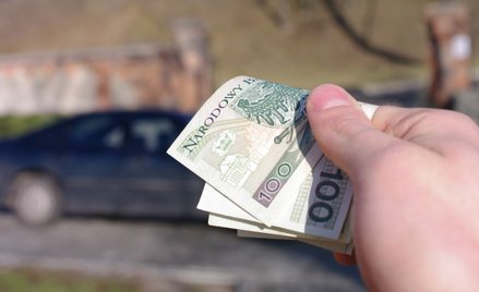 Przedsiębiorca sprzeda darowany samochód bez PIT