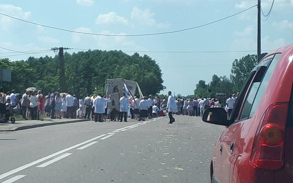 Tomasz Cimoszewicz o procesji: A wy na maratończyków narzekacie