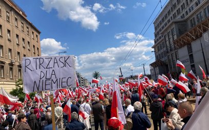 Pojawiają się też transparenty atakujące kontrkandydatów