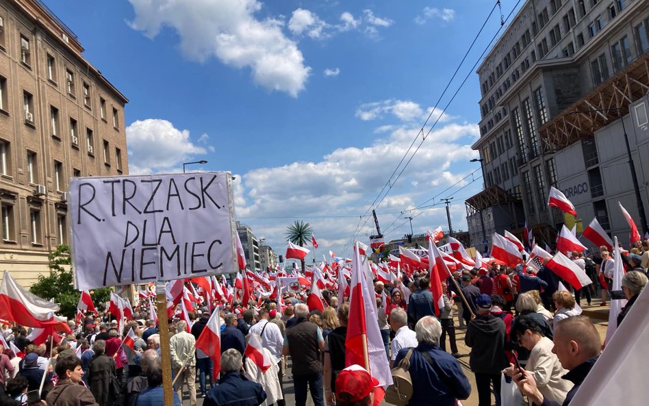 Pojawiają się też transparenty atakujące kontrkandydatów