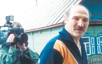 Aleksander Łukaszenko w Szkłowie (w sowchozie Haradziec w rejonie szkłowskim był dyrektorem), dzień 