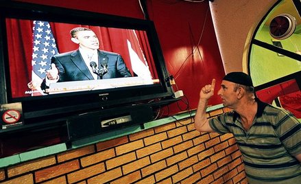 Albańczyk ogląda przemówienie Baracka Obamy na uniwersytecie w Kairze 4 czerwca
