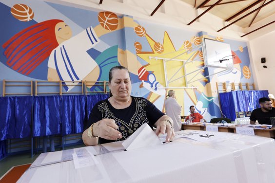 Kobieta głosuje w powtórzonych wyborach prezydenckich w Rumunii