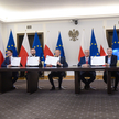 Niektórzy komentatorzy zauważają, że treść umowy koalicyjnej (na zdjęciu jej sygnatariusze) to "odpo
