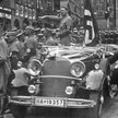 Adolf Hitler przyjmuje paradę w 1934 roku w Norymberdze, stojąc w swoim "Mercedesie" (kadr z filmu z
