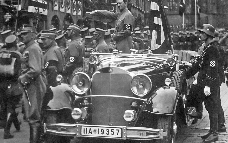 Adolf Hitler przyjmuje paradę w 1934 roku w Norymberdze, stojąc w swoim "Mercedesie" (kadr z filmu z