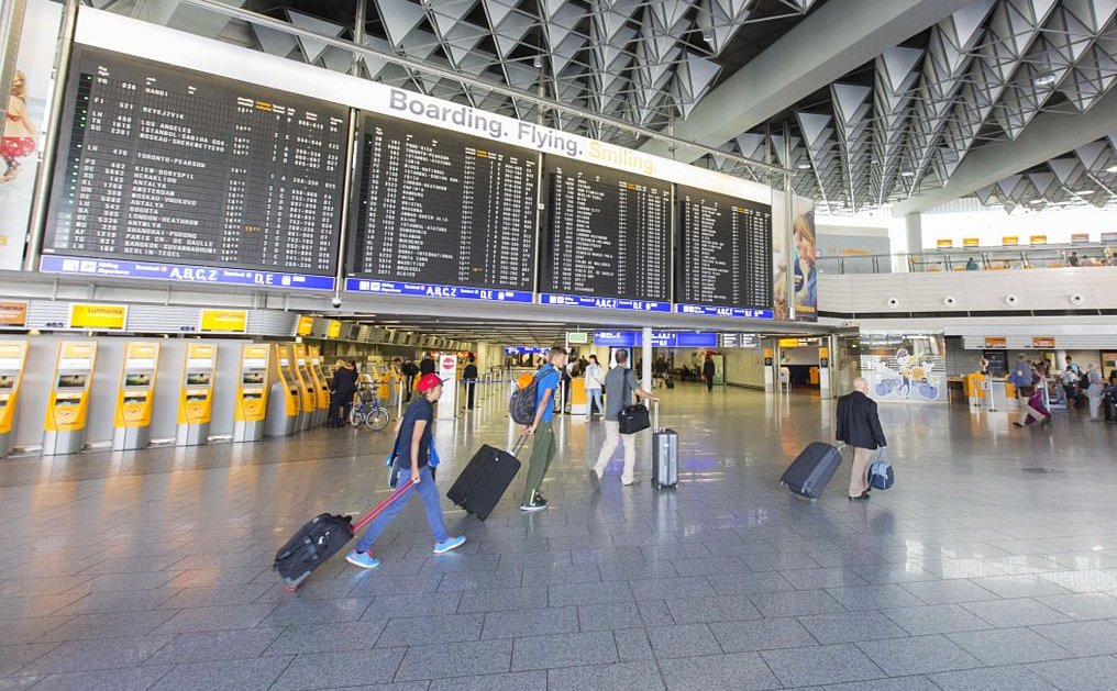 Debata o obniżce podatku lotniczego - branża chwali, politycy krytykują