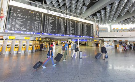 Debata o obniżce podatku lotniczego - branża chwali, politycy krytykują