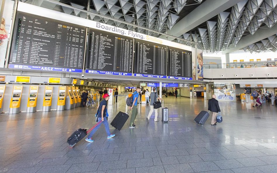 Debata o obniżce podatku lotniczego - branża chwali, politycy krytykują