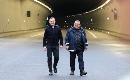 Prezydent RP Andrzej Duda (L) oraz minister infrastruktury Andrzej Adamczyk (P) podczas wizyty na bu