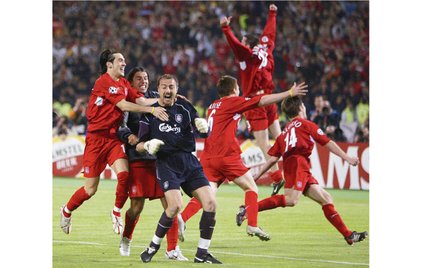 Jerzy Dudek (w środku, na czarno), jako zawodnik Liverpoolu był jednym z trzech Polaków, którzy ze s
