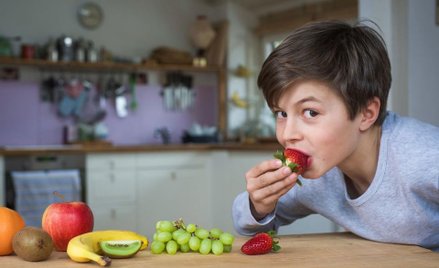 Dzieci uczestniczące w programie "Owoce i warzywa w szkole" jedzą o 18 proc. więcej owoców, ale to n