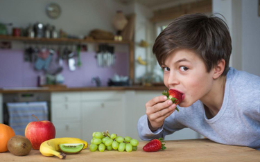Dzieci uczestniczące w programie "Owoce i warzywa w szkole" jedzą o 18 proc. więcej owoców, ale to n