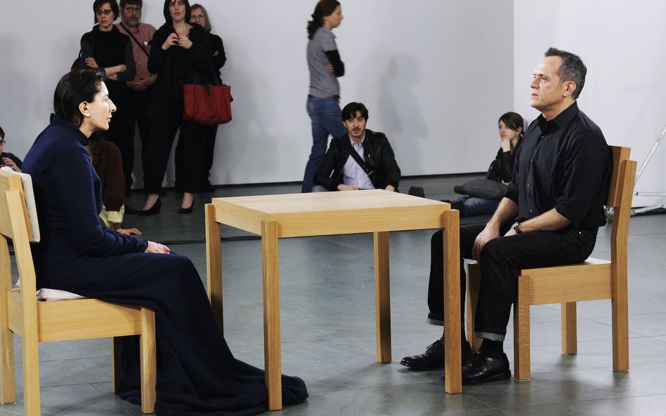 Marina Abramović w 2010 roku podczas swojego performance'u „Artystka obecna” w nowojorskim Museum of