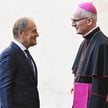 Premier RP Donald Tusk (L) i prefekt Domu Papieskiego abp Petar Rajic (P) podczas powitania na Dzied