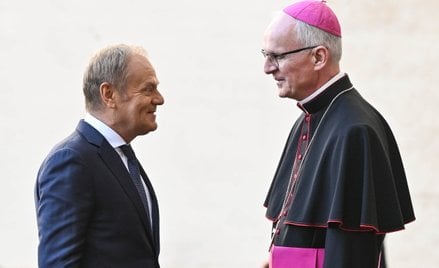 Premier RP Donald Tusk (L) i prefekt Domu Papieskiego abp Petar Rajic (P) podczas powitania na Dzied