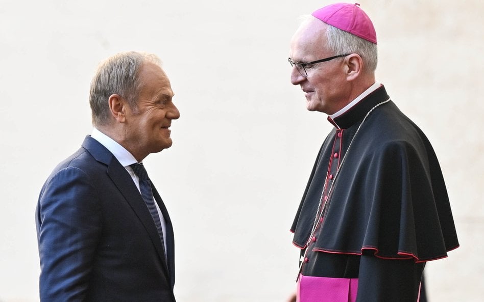 Premier RP Donald Tusk (L) i prefekt Domu Papieskiego abp Petar Rajic (P) podczas powitania na Dzied