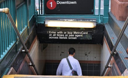 Zmiana klimatu, więc Nowy Jork zalewa wejście do metra