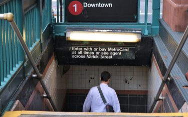 Zmiana klimatu, więc Nowy Jork zalewa wejście do metra