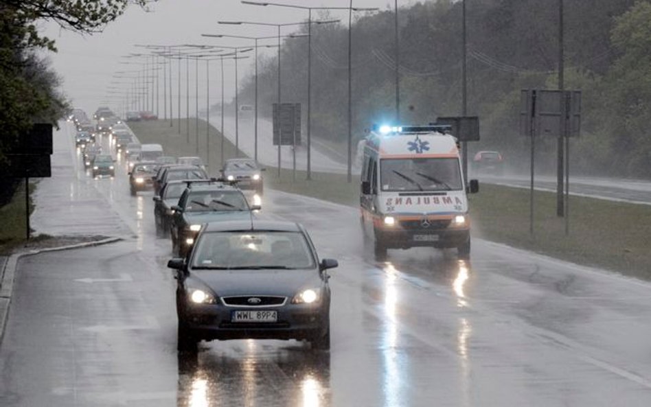 Uprzywilejowane auta nie rządzą na drodze