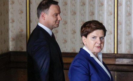 W ciągu roku notowania premier Beaty Szydło spadły o 11 pkt proc. Maleje też poparcie dla prezydenta