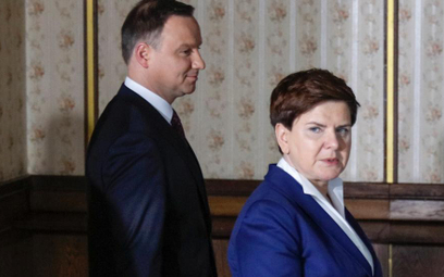 W ciągu roku notowania premier Beaty Szydło spadły o 11 pkt proc. Maleje też poparcie dla prezydenta