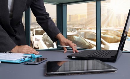 Ubywa dilerów, ale sprzedaż aut rośnie