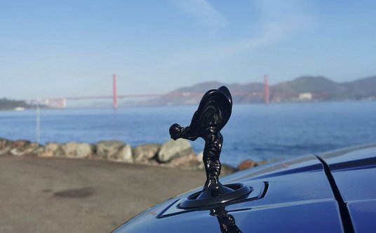 Spirit of Ecstasy w wersji Black Badge ma kolor czarny