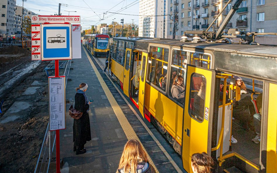 Wzdłuż Grójeckiej tramwajarze kończą prace przy pasach przytorowych