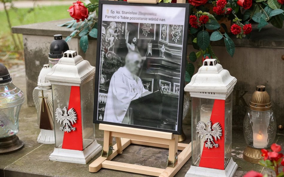 Znicze w miejscu ataku na terenie Jarosławskiego Opactwa przy ulicy Benedyktyńskiej