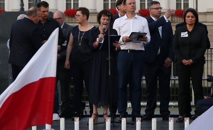 Aktorka i felietonistka "Plusa Minusa" Joanna Szczepkowska przemawia do zebranych podczas "Protestu 
