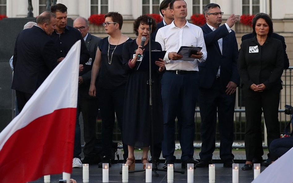 Aktorka i felietonistka "Plusa Minusa" Joanna Szczepkowska przemawia do zebranych podczas "Protestu 