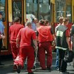 Ratownicy medyczni zarabiają 2,5 tys. zł brutto. Uważają, że to za mało. Na zdjęciu ratownicy pomaga