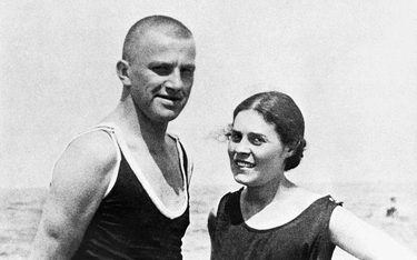 Władimir Majakowski i Lili Brik nad Morzem Północnym w 1922 r.