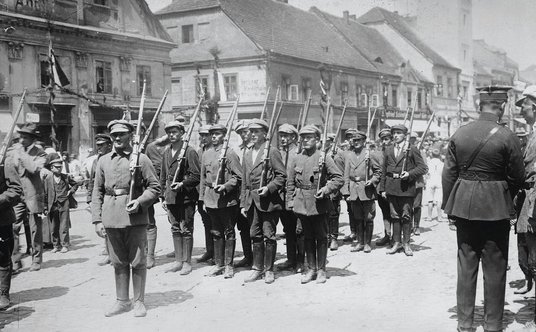 III powstanie śląskie: pododdział powstańczy w Rybniku. Widoczni ochotnicy z karabinami; maj 1921 r.