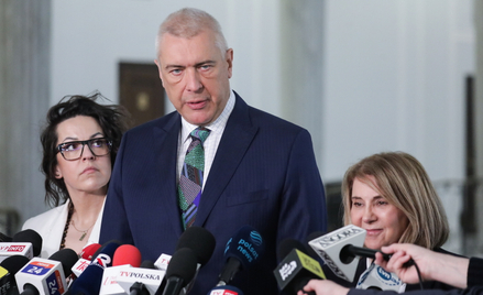 Poseł KO Roman Giertych oraz posłanki KO Barbara Dolniak i Alicja Łepkowska-Gołaś podczas konferencj