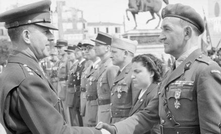 Generał Jacob Devers ściska rękę majora Mieczysława Słowikowskiego po odznaczeniu go orderem Legion 