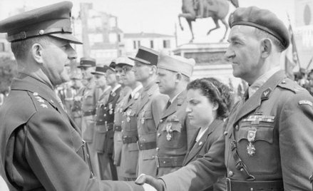 Generał Jacob Devers ściska rękę majora Mieczysława Słowikowskiego po odznaczeniu go orderem Legion 