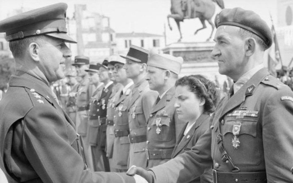 Generał Jacob Devers ściska rękę majora Mieczysława Słowikowskiego po odznaczeniu go orderem Legion 