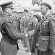 Generał Jacob Devers ściska rękę majora Mieczysława Słowikowskiego po odznaczeniu go orderem Legion 