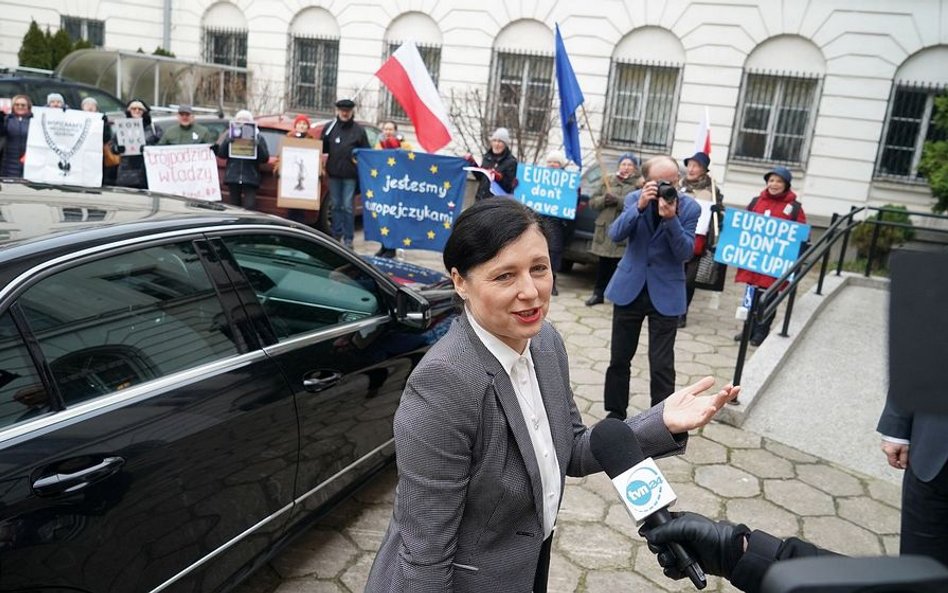 Věra Jourová zapewniała, że „drzwi do dialogu z Polską są otwarte”.