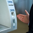 Po gotówkę do bankomatu tylko z czystą kartą. Brudna może nie działać