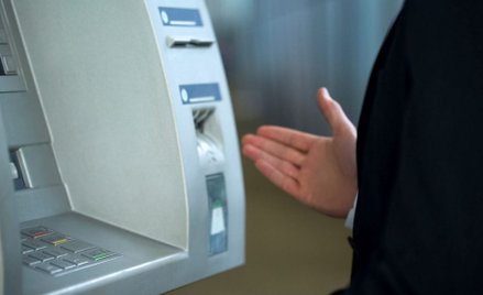 Po gotówkę do bankomatu tylko z czystą kartą. Brudna może nie działać