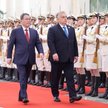 Premier Chin Li Qiang podczas ceremonii powitania premiera Węgier Viktora Orbana (po prawej) przed r