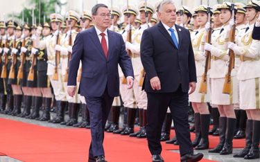 Premier Chin Li Qiang podczas ceremonii powitania premiera Węgier Viktora Orbana (po prawej) przed r