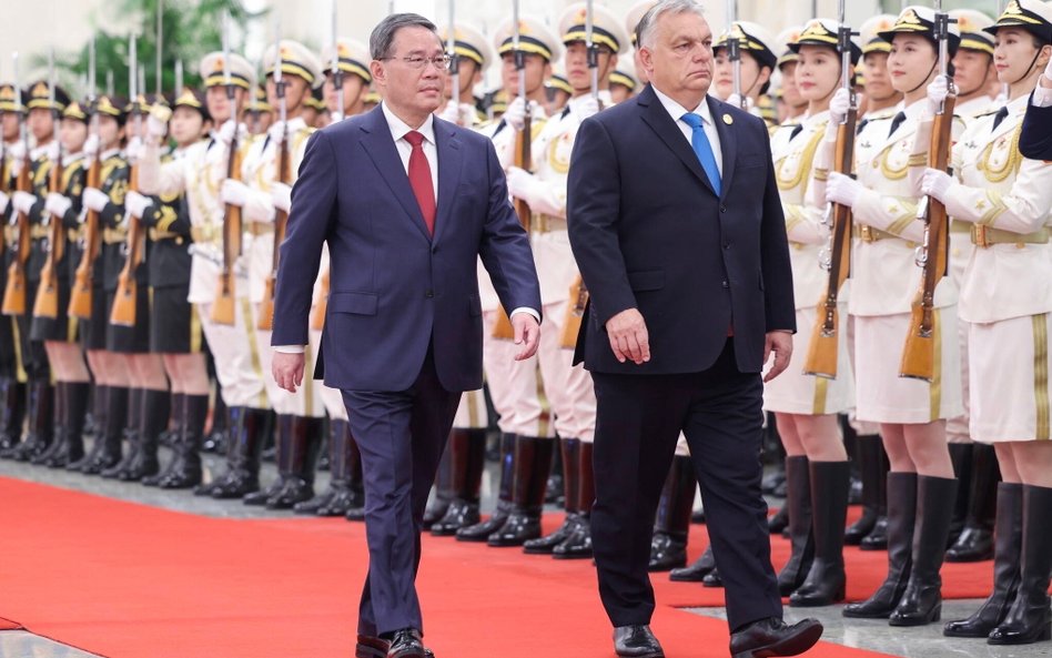 Premier Chin Li Qiang podczas ceremonii powitania premiera Węgier Viktora Orbana (po prawej) przed r