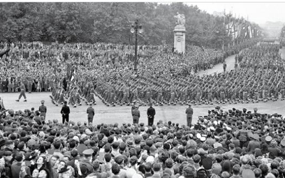 W londyńskiej Paradzie Zwycięstwa udział wzięli żołnierze z USA, Francji, Belgii, Brazylii, Czechosł